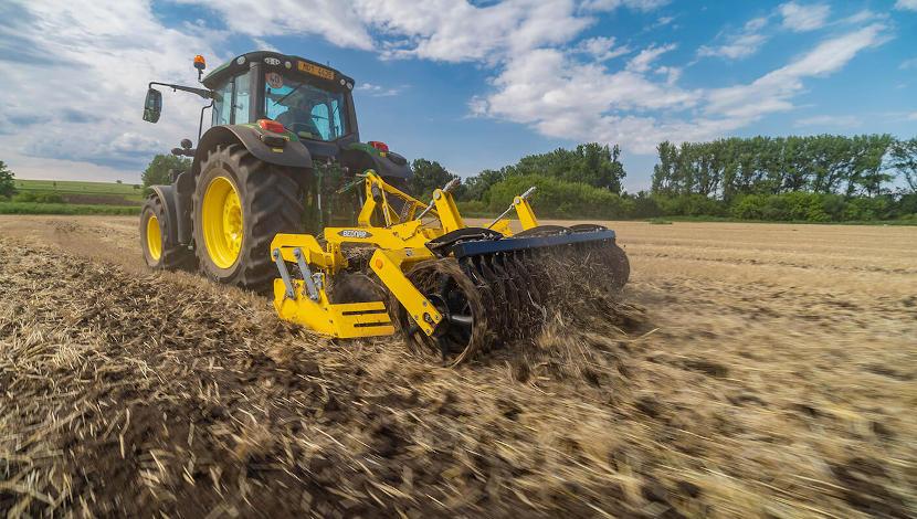 SWIFTERDISC XN attached to tractor