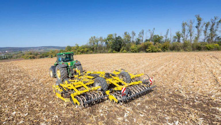 ATLAS AO_PROFI attached to tractor