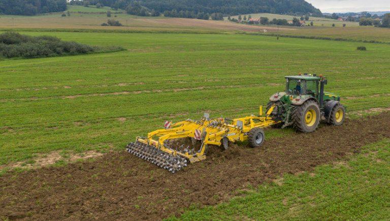 CADDY CD a universal tool carrier attached to a tractor