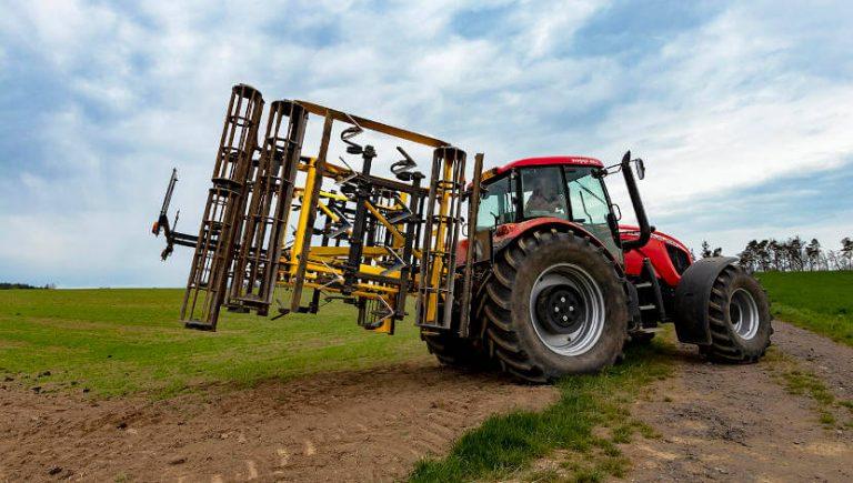 SWIFTER SN seedbed cultivator attached to tractor