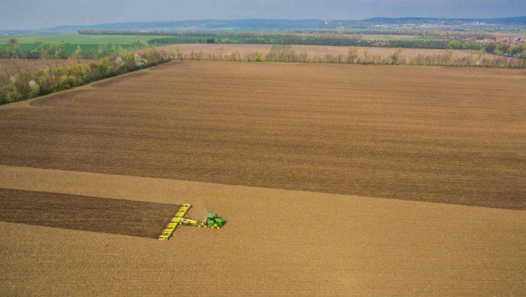 SWIFTER SM seedbed cultivator attached to tractor