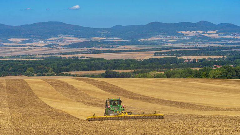 SWIFTERDISC XE_PROFI attached to tractor