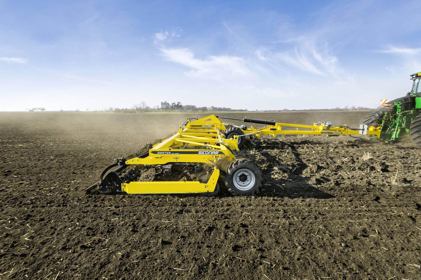 SWIFTER SE seedbed cultivator attached to tractor