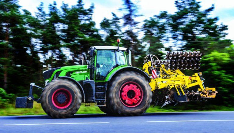 Tractor with TERRALAND TN_PROFI chisel plough