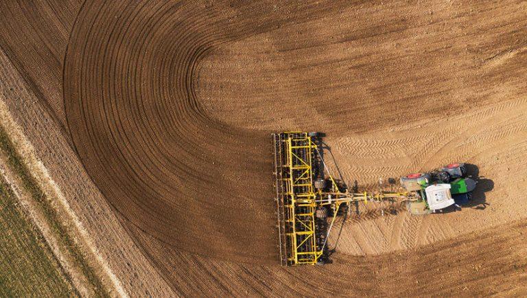 SWIFTER SE seedbed cultivator attached to tractor